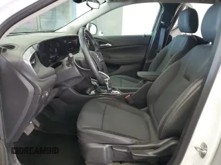 2024 Buick Encore GX Preferred с VIN KL4AMBS28RB162330, выставлен на аукционе Copart как лот 60863045 с пробегом 14 401 миль миль и Чистый • Clean title. История ставок и продаж доступна на DreamBid. Изображение 7.