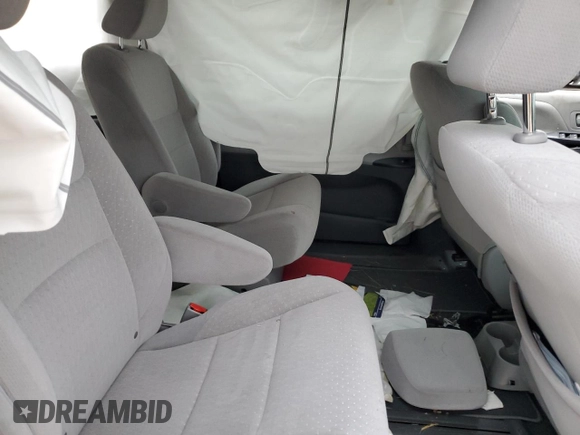 2020 Toyota Sienna LE z VIN 5TDJZ3DC2LS246596, wystawiony jako Copart lot #82495544 z przebiegiem Nie podano mil oraz Szkoda całkowita • Salvage title. Historia ofert i sprzedaży dostępna na DreamBid. Obrazek 12.