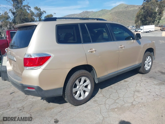 2011 Toyota Highlander with VIN 5TDZK3EH5BS042262, listed as a IAAI auction lot 41868350 with 239,202 mi miles. Bid and sale history available at carsss.com. Image 4.