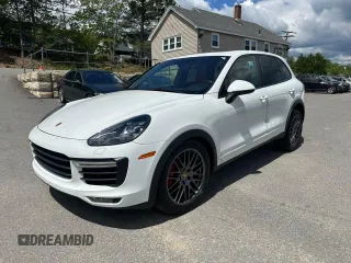 2015 Porsche Cayenne Turbo z VIN WP1AC2A27FLA81589, wystawiony jako Copart lot #58702245 z przebiegiem 136 038 mil mil oraz Czysty tytuł • Clean title. Historia ofert i sprzedaży dostępna na DreamBid. Obrazek 1.