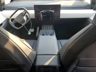 2024 Tesla Cybertruck Cyberbeast z VIN 7G2CEHEEXRA035106, wystawiony jako Copart lot #88135895 z przebiegiem 1362 mil mil oraz Szkody całkowita. Historia ofert i sprzedaży dostępna na DreamBid. Obrazek 8.