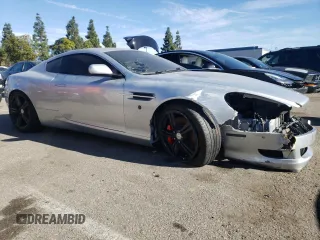 2007 Aston Martin DB9 z VIN SCFAB01A37GA08055, wystawiony jako Copart lot #82733743 z przebiegiem 39 201 mil mil oraz . Historia ofert i sprzedaży dostępna na DreamBid. Obrazek 4.