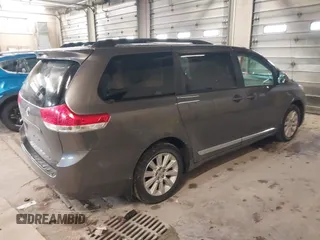 2014 Toyota Sienna LE with VIN 5TDJK3DC9ES071870, listed as a IAAI auction lot 41133491 with 82,134 mi miles. Bid and sale history available at carsss.com. Image 4.