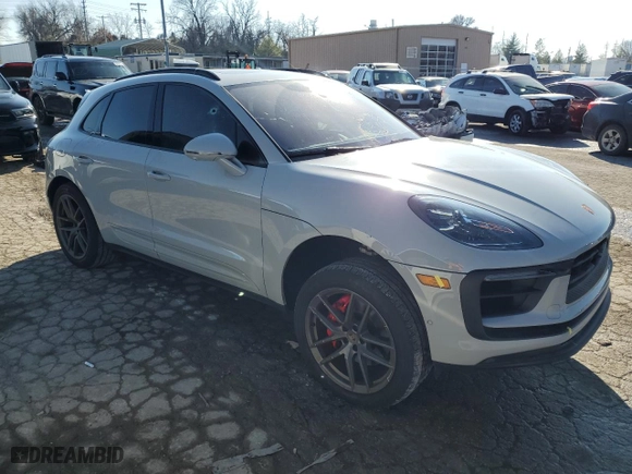2022 Porsche Macan S with VIN WP1AG2A53NLB25049, listed as a Copart auction lot 82492444 with 22,365 mi miles and Salvage Title. Bid and sale history available at carsss.com. Image 4.