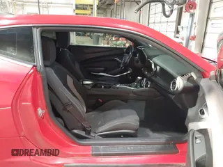2018 Chevrolet Camaro 1LT z VIN 1G1FB1RS1J0110368, wystawiony jako IAAI lot #41972917 z przebiegiem 104 105 mil mil oraz . Historia ofert i sprzedaży dostępna na DreamBid. Obrazek 5.
