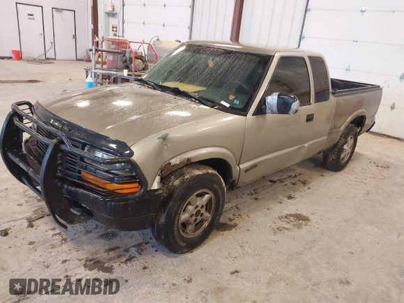 2002 Chevrolet S-10 LS with VIN 1GCDT19WX28127512, listed as a IAAI auction lot 41708908 with 214,549 mi miles. Bid and sale history available at carsss.com. Image 2.