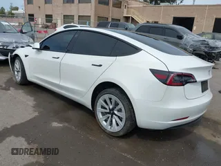 2023 Tesla Model 3 z VIN 5YJ3E1EA5PF383595, wystawiony jako IAAI lot #41965562 z przebiegiem 35 878 mil mil oraz . Historia ofert i sprzedaży dostępna na DreamBid. Obrazek 3.