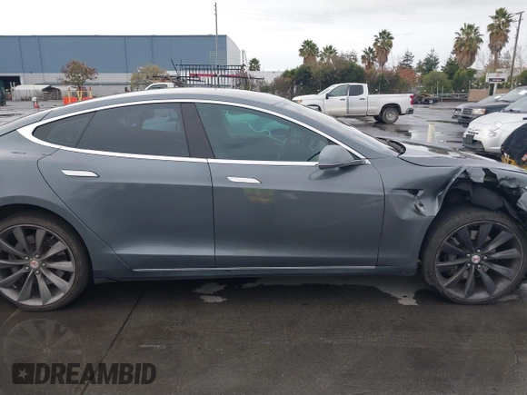 2013 Tesla Model S с VIN 5YJSA1CG5DFP06411, выставлен на аукционе IAAI как лот 41079914 с пробегом 266 968 миль миль и . История ставок и продаж доступна на DreamBid. Изображение 13.