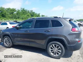 2019 Jeep Cherokee Latitude Plus z VIN 1C4PJLLB5KD184826, wystawiony jako IAAI lot #42321549 z przebiegiem 211 830 mil mil oraz . Historia ofert i sprzedaży dostępna na DreamBid. Obrazek 14.