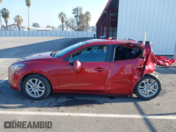 2016 Scion iA z VIN 3MYDLBZV8GY115501, wystawiony jako IAAI lot #40787802 z przebiegiem 184 833 mil mil oraz . Historia ofert i sprzedaży dostępna na DreamBid. Obrazek 15.