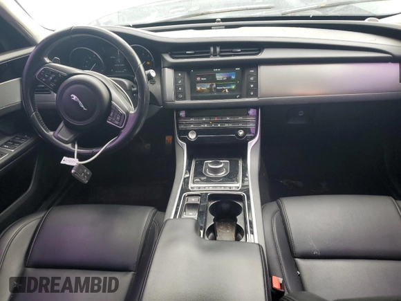 2017 Jaguar XF 35t z VIN SAJBR4BV3HCY33012, wystawiony jako Copart lot #82433034 z przebiegiem 107 876 mil mil oraz Tytuł czysty. Historia ofert i sprzedaży dostępna na DreamBid. Obrazek 8.