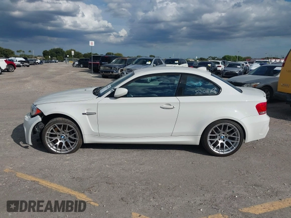 2011 BMW 1 Series M z VIN WBSUR9C56BVP76005, wystawiony jako IAAI lot #41399359 z przebiegiem 31 970 mil mil oraz . Historia ofert i sprzedaży dostępna na DreamBid. Obrazek 15.