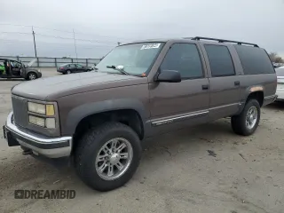 1997 GMC Suburban with VIN 3GKGK26J0VG513194, listed as a Copart auction lot 45054235 with 228,363 mi miles and Salvage Title. Bid and sale history available at carsss.com. Image 1.