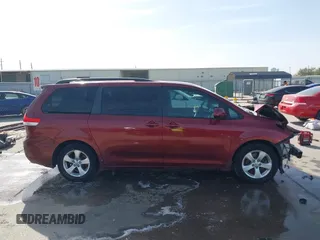 2014 Toyota Sienna LE AAS z VIN 5TDKK3DC1ES420380, wystawiony jako IAAI lot #41836363 z przebiegiem 147 265 mil mil oraz . Historia ofert i sprzedaży dostępna na DreamBid. Obrazek 14.