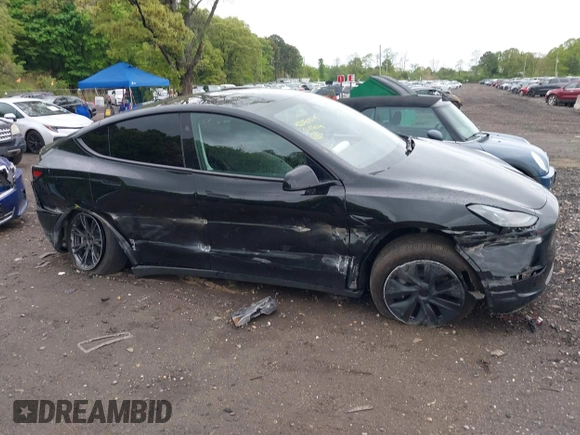 2024 Tesla Model Y Long Range z VIN 7SAYGDEE5RF130335, wystawiony jako IAAI lot #42250979 z przebiegiem 20 300 mil mil oraz . Historia ofert i sprzedaży dostępna na DreamBid. Obrazek 12.