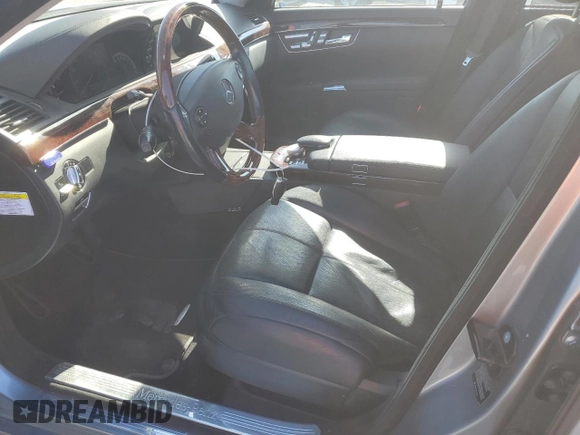2009 Mercedes-Benz S 550 z VIN WDDNG86X09A245849, wystawiony jako Copart lot #49927115 z przebiegiem 87 093 mil mil oraz Czysty tytuł • Clean title. Historia ofert i sprzedaży dostępna na DreamBid. Obrazek 7.