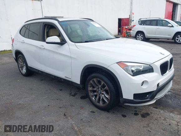 2015 BMW X1 xDrive28i z VIN WBAVL1C54FVY38101, wystawiony jako IAAI lot #41344120 z przebiegiem 130 000 mil mil oraz . Historia ofert i sprzedaży dostępna na DreamBid. Obrazek 1.