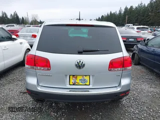 2006 Volkswagen Touareg 4.2L V8 z VIN WVGZM77L06D043948, wystawiony jako IAAI lot #41839431 z przebiegiem 207 496 mil mil oraz . Historia ofert i sprzedaży dostępna na DreamBid. Obrazek 16.