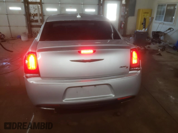 2020 Chrysler 300 S z VIN 2C3CCABT4LH187457, wystawiony jako Copart lot #83415084 z przebiegiem 59 900 mil mil oraz Szkody całkowita. Historia ofert i sprzedaży dostępna na DreamBid. Obrazek 6.