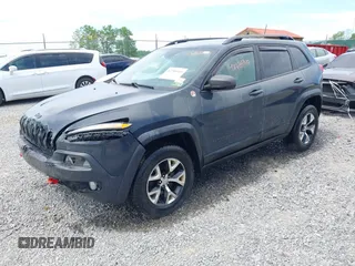 2017 Jeep Cherokee Trailhawk z VIN 1C4PJMBS1HW569093, wystawiony jako IAAI lot #42286940 z przebiegiem 121 876 mil mil oraz . Historia ofert i sprzedaży dostępna na DreamBid. Obrazek 17.