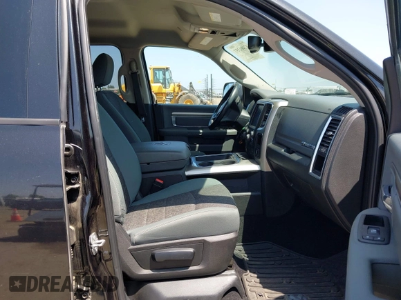 2017 Ram 1500 Big Horn z VIN 1C6RR7LM4HS882771, wystawiony jako IAAI lot #42401357 z przebiegiem 81 646 mil mil oraz . Historia ofert i sprzedaży dostępna na DreamBid. Obrazek 5.