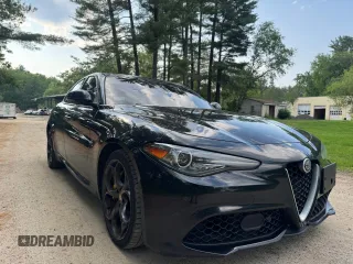 2018 Alfa Romeo Giulia Ti Sport z VIN ZARFAEEN1J7589566, wystawiony jako Copart lot #60925125 z przebiegiem 84 967 mil mil oraz Czysty tytuł • Clean title. Historia ofert i sprzedaży dostępna na DreamBid. Obrazek 1.