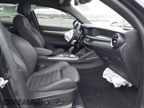 2024 Alfa Romeo Stelvio Veloce z VIN ZASPAKBN0R7D75947, wystawiony jako IAAI lot #42045255 z przebiegiem Nie podano mil oraz . Historia ofert i sprzedaży dostępna na DreamBid. Obrazek 5.