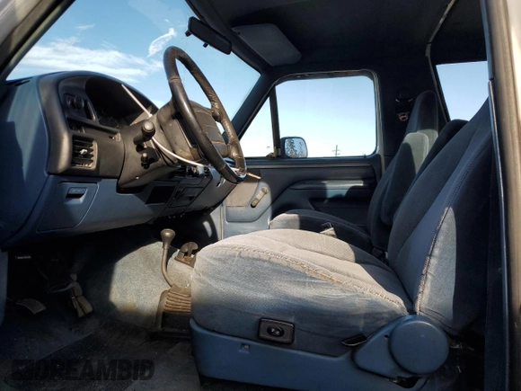 1994 Ford Bronco XL с VIN 1FMEU15N0RLA76670, выставлен на аукционе Copart как лот 46048315 с пробегом 269 968 миль миль и Списание • Salvage title. История ставок и продаж доступна на DreamBid. Изображение 7.