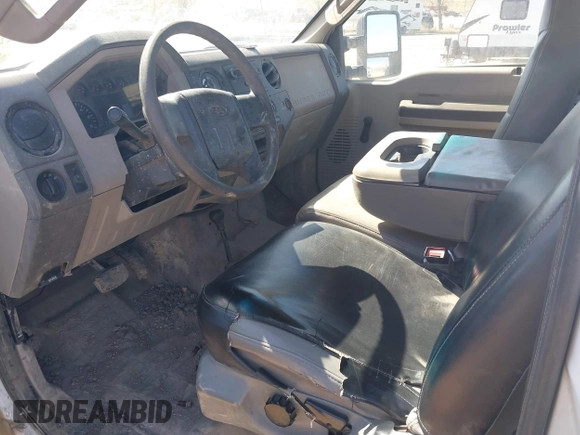 2009 Ford F-250 XL z VIN 1FTNF21599EB08658, wystawiony jako IAAI lot #42032215 z przebiegiem Nie podano mil oraz . Historia ofert i sprzedaży dostępna na DreamBid. Obrazek 17.