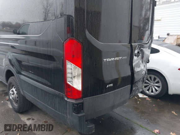 2022 Ford Transit Cargo z VIN 1FTBR3U85NKA64644, wystawiony jako IAAI lot #41006811 z przebiegiem 101 658 mil mil oraz . Historia ofert i sprzedaży dostępna na DreamBid. Obrazek 21.