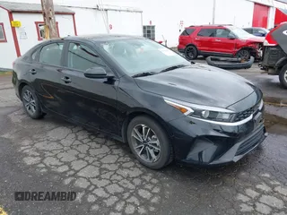 2023 Kia Forte LXS z VIN 3KPF24AD6PE578909, wystawiony jako IAAI lot #42386003 z przebiegiem 41 848 mil mil oraz . Historia ofert i sprzedaży dostępna na DreamBid. Obrazek 1.