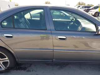 2006 Volvo S60 2.4L Turbo with VIN YV1RS547662555872, listed as a IAAI auction lot 41725749 with 137,641 mi miles. Bid and sale history available at carsss.com. Image 13.
