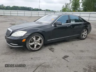 2013 Mercedes-Benz S 550 z VIN WDDNG7DB8DA521074, wystawiony jako Copart lot #53040095 z przebiegiem 138 015 mil mil oraz Szkoda całkowita • Salvage title. Historia ofert i sprzedaży dostępna na DreamBid. Obrazek 1.