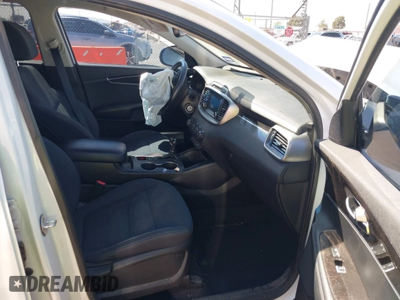 2017 Kia Sorento LX z VIN 5XYPG4A34HG250888, wystawiony jako IAAI lot #41993205 z przebiegiem 58 317 mil mil oraz . Historia ofert i sprzedaży dostępna na DreamBid. Obrazek 5.
