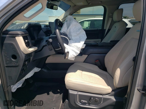 2023 Ford Expedition Platinum z VIN 1FMJU1L80PEA20712, wystawiony jako Copart lot #63437915 z przebiegiem Nie podano mil oraz Szkoda całkowita • Salvage title. Historia ofert i sprzedaży dostępna na DreamBid. Obrazek 7.