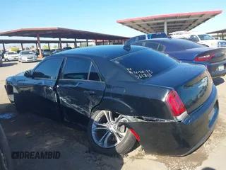 2019 Chrysler 300 S z VIN 2C3CCABG5KH562838, wystawiony jako IAAI lot #42134711 z przebiegiem 118 506 mil mil oraz . Historia ofert i sprzedaży dostępna na DreamBid. Obrazek 14.