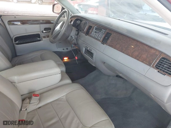 1998 Lincoln Town Car Signature with VIN 1LNFM82W2WY608803, listed as a IAAI auction lot 41743880 with 87,534 mi miles. Bid and sale history available at carsss.com. Image 5.