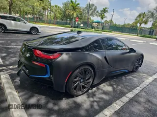 2016 BMW i8 z VIN WBY2Z2C56GV676028, wystawiony jako Copart lot #60555965 z przebiegiem 46 386 mil mil oraz Czysty tytuł • Clean title. Historia ofert i sprzedaży dostępna na DreamBid. Obrazek 4.