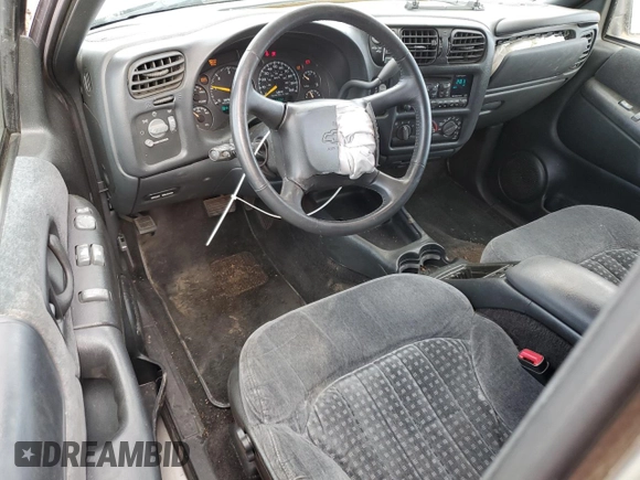 2001 Chevrolet Blazer LS z VIN 1GNCT18W71K130129, wystawiony jako Copart lot #85113764 z przebiegiem 65 992 mil mil oraz Czysty tytuł • Clean title. Historia ofert i sprzedaży dostępna na DreamBid. Obrazek 8.