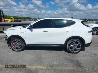 2024 Alfa Romeo Tonale Veloce z VIN ZASPATDW7R3051085, wystawiony jako IAAI lot #41596889 z przebiegiem 15 729 mil mil oraz . Historia ofert i sprzedaży dostępna na DreamBid. Obrazek 14.