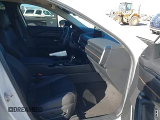 2024 Mazda CX-50 Premium z VIN 7MMVABDY0RN186511, wystawiony jako IAAI lot #41229255 z przebiegiem 21 842 mil mil oraz . Historia ofert i sprzedaży dostępna na DreamBid. Obrazek 5.