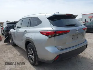2022 Toyota Highlander XLE z VIN 5TDGZRAH8NS090208, wystawiony jako IAAI lot #41711763 z przebiegiem 64 843 mil mil oraz . Historia ofert i sprzedaży dostępna na DreamBid. Obrazek 3.