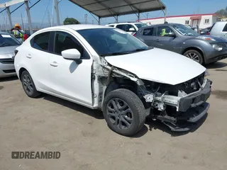 2017 Toyota Yaris z VIN 3MYDLBYV8HY172039, wystawiony jako IAAI lot #42327155 z przebiegiem 100 561 mil mil oraz . Historia ofert i sprzedaży dostępna na DreamBid. Obrazek 1.