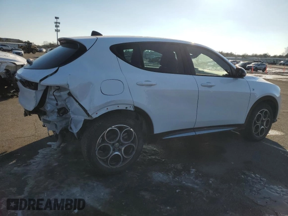 2024 Alfa Romeo Tonale Ti z VIN ZASPATCW4R3083736, wystawiony jako Copart lot #42008895 z przebiegiem 1 976 mil mil oraz Szkoda całkowita • Salvage title. Historia ofert i sprzedaży dostępna na DreamBid. Obrazek 3.