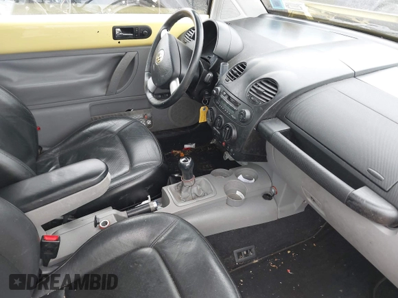 2000 Volkswagen Beetle GLS z VIN 3VWCC21C9YM485902, wystawiony jako IAAI lot #41283215 z przebiegiem 149 528 mil mil oraz . Historia ofert i sprzedaży dostępna na DreamBid. Obrazek 5.