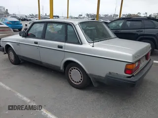1990 Volvo 240 с VIN YV1AA8841L1418504, выставлен на аукционе IAAI как лот 42110540 с пробегом 216 447 миль миль и . История ставок и продаж доступна на DreamBid. Изображение 3.