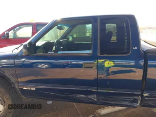 2002 Chevrolet S-10 LS with VIN 1GCCT19W428212163, listed as a IAAI auction lot 41383327 with 1 mi miles. Bid and sale history available at carsss.com. Image 13.