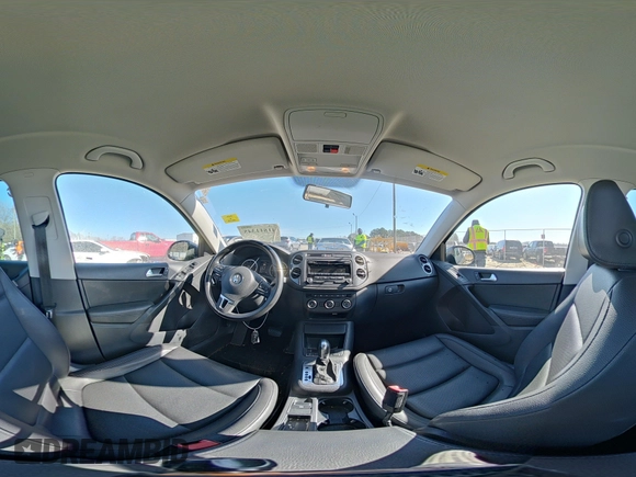 2014 Volkswagen Tiguan SE z VIN WVGAV3AX0EW511694, wystawiony jako IAAI lot #41811345 z przebiegiem 95 129 mil mil oraz . Historia ofert i sprzedaży dostępna na DreamBid. Obrazek 18.