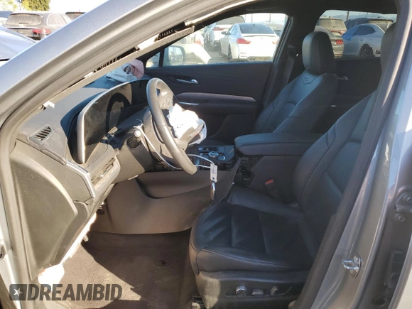 2024 Cadillac XT4 FWD Premium Luxury z VIN 1GYFZCR47RF126643, wystawiony jako Copart lot #50268745 z przebiegiem 24 583 mil mil oraz Czysty tytuł • Clean title. Historia ofert i sprzedaży dostępna na DreamBid. Obrazek 7.