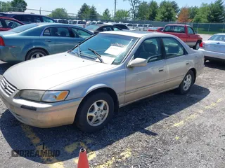 1999 Toyota Camry LE z VIN 4T1BG22K4XU428344, wystawiony jako IAAI lot #42269049 z przebiegiem 330 395 mil mil oraz . Historia ofert i sprzedaży dostępna na DreamBid. Obrazek 2.